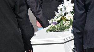 Femeie declarată moartă de coronavirus, descoperită vie la două săptămâni după ce familia i-a organizat înmormântarea