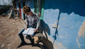 Povestea lui Sebi, copilul din Botoșani care învață la lumânare și vrea să devină medic