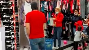 Scandal uriaș într-un magazin din Constanța: Un bărbat cu cagulă a intrat în cabină peste o femeie (VIDEO) 