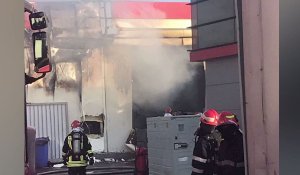 Imagini din interiorul halei care arde pe Bulevardul Metalurgiei (Foto, Video)