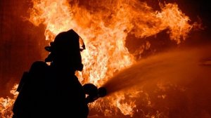 Incendiu cumplit la locuință din Botoșani. Un bărbat a decedat la scurt timp după ce a ajuns la spital