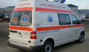 Incident neobișnuit la Timișoara. Ambulanță lovită de o mașină fără șofer