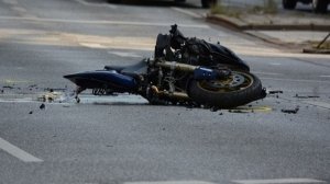 Motociclist mort după ce a intrat într-un camion, în Harghita