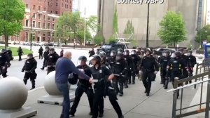 Video șocant în SUA. Doi polițiști, filmați cum trântesc la pământ un bărbat de 75 de ani. Acesta nu se mai ridică de la pământ