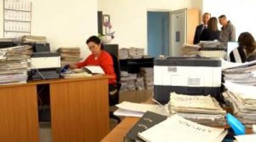 Bugetari concediaţi în cel mult 120 de zile şi tăieri de salarii. Măsurile încep din ianuarie