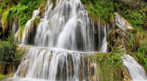 Cascada cu apă minerală din România, un loc rar în lume. Dan Negru: „Dacă ar fi fost oriunde în Europa, aici ar fi ticsit de oameni”