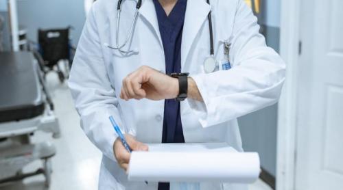 Ce i alungă pe tinerii medici din țară și ce i ar convinge să rămână