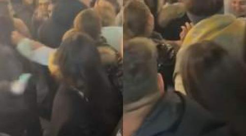 Printre luminițe și atmosfera de sărbătoare, două fete s au luat la pumni! Scene halucinante la târgul de Crăciun din Craiova