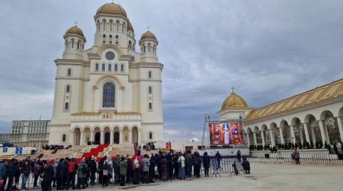 REPORTAJ: Ultima noapte de închinare în coada „legionarilor” 