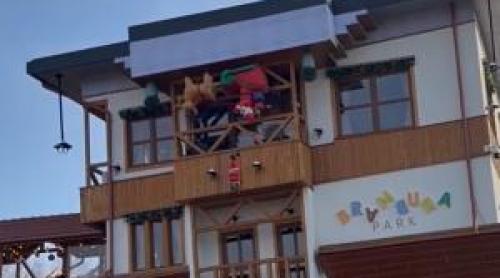 Casa cu susul în jos din Sibiu, magnet pentru turişti. De sărbători, proprietarii îi aşteaptă cu surprize