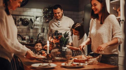 Cât ne costă masa de Crăciun? Bugetul total pentru friptură, sarmale, piftie, salata de boeuf și cozonac 