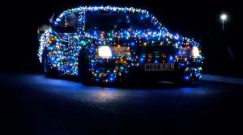 Ce amenzi riscă şoferii care îşi împodobesc maşinile de Crăciun. Pot pierde şi certificatul de înmatriculare
