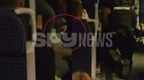 Cine este bărbatul încătușat de polițiști în trenul din gara Găești. Ar fi un individ extrem de periculos