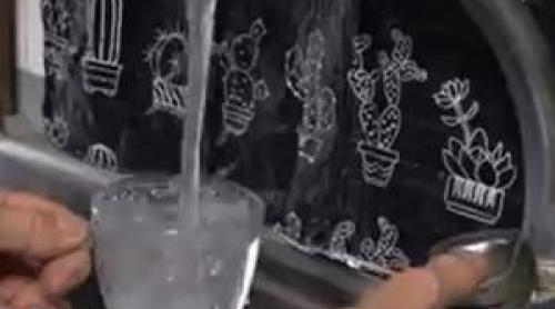 De ce mai stau oamenii din Prahova la coadă la apă, deşi au apă la robinet