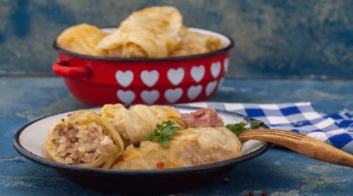 De ce se adaugă o lingură de mălai în compoziția sarmalelor. Un truc folosit de bucătăresele din Moldova