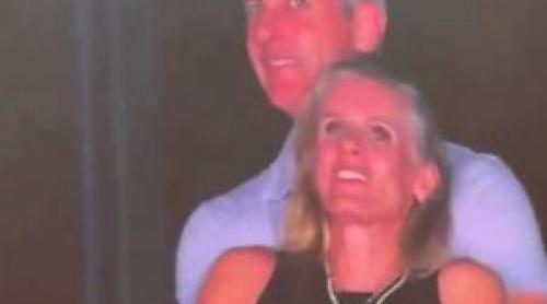 Femeia prinsă în braţele şefului la concertul Coldplay rupe tăcerea: "A fost primul şi singurul sărut"