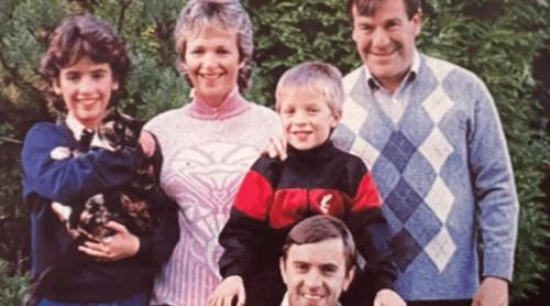 Gestul care a schimbat viața unui cuplu din Marea Britanie: au invitat un om al străzii de Crăciun și a rămas cu ei 45 de ani