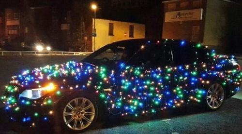 Împodobirea mașinilor de Crăciun, un obicei frumos, dar periculos. Ce amenzi riscă şoferi
