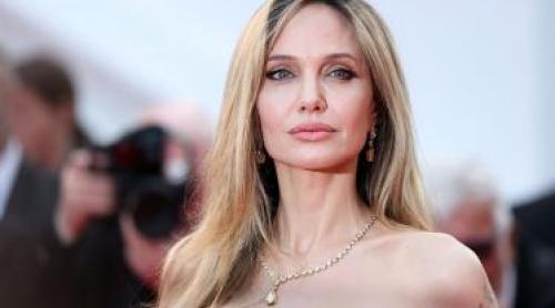 La 12 ani după dubla mastectomie, Angelina Jolie își arată cicatricile după operație. Pictorial emoționant