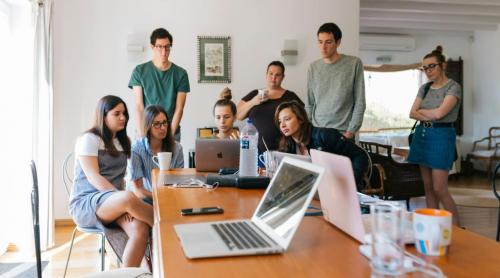 Mai multe zile libere plătite pentru tineri. S a dublat limita pentru programele de internship