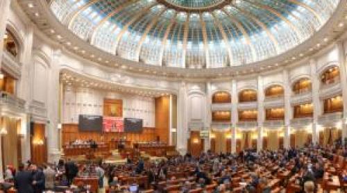 Moş Crăciun a venit mai repede pentru deputaţi. Parlamentarii şi au dat singuri mai mulţi bani pentru 2026