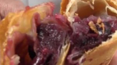 Plăcinta întinsă din Arad, vedeta pregătirilor de Revelion: "Cine găseşte bănuţul va avea un an plin de noroc"