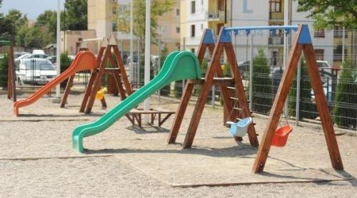 Primăria condusă de Emil Boc începe al doilea an al crizei cu o cumpărătură de 4 milioane de euro, „sparți” pe aparate pentru locurile de joacă