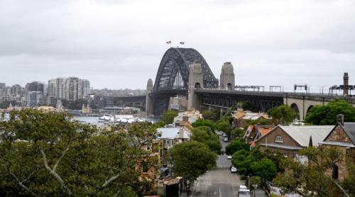 Țara în care au călătorit suspecții atacului terorist din Sydney înainte de atac. Momentul în care un polițist se furișează în spatele trăgătorilor