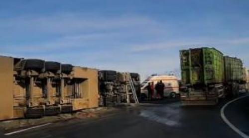 TIR încărcat cu aproape 200 de porci, răsturnat pe un drum din Cluj