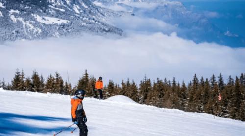 Un om de afaceri cu o avere suficientă oferă acces gratuit pe pârtii în stațiunea sa de schi din Elveția