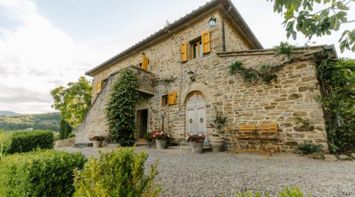 Visul italian din Toscana, la preț de garsonieră în Cluj. Domeniul are o vilă istorică, piscină, livadă de măslini și o vie