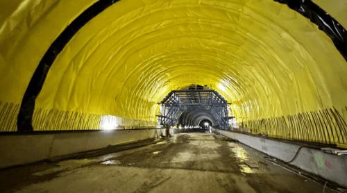 Autostrada cu tuneluri din vestul României, realizată pe jumătate. Câți metri au mai rămas de excavat din galerii