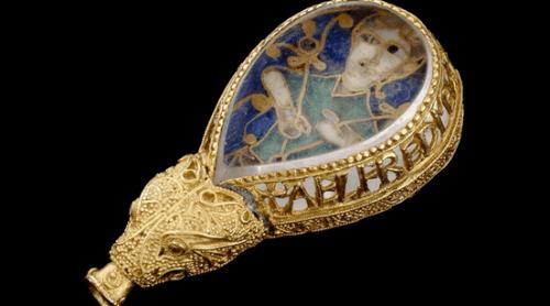 Bijuteria regală, veche de 1.100 de ani, care are gravat mesajul: „Alfred a poruncit să fiu făcută”