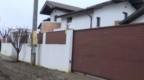 Case de lux cu drumuri de sat. "Modernizarea" unei comune a trimis o înapoi în Evul Mediu