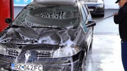 Cât costă o "şedinţă" la spălătoriile auto în comparaţie cu cele self service