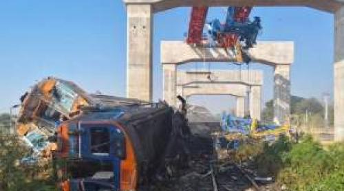 Cel puțin 22 de persoane au murit, după ce o macara s a prăbușit peste tren. Echipele de salvare recuperează cadavrele