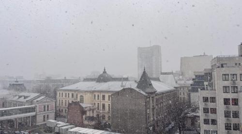 Ciclonul a ajuns și în București! Ninge în Capitală cu fulgi mari. Probleme în restul țării din cauza iernii VIDEO