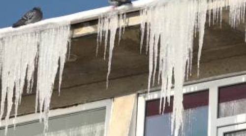 Cine plătește și ce trebuie să faci ca să fii despăgubit dacă zăpada căzută de pe acoperiş ți a avariat mașina