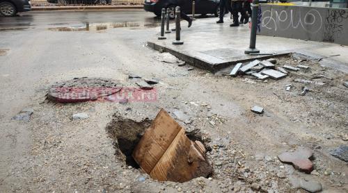 Crater adânc pe o stradă din centrul Bucureștiului. Strada Mavrogheni Nicolae pare că nu a mai fost refăcută din Interbelic FOTO și VIDEO