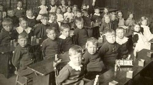 Cum era școala românească la 1900: cadouri pentru profesori și examene aranjate