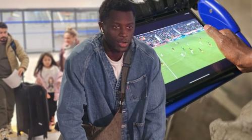 Dawa a ieșit din aeroport uitându se pe tabletă la Africa de Sud – Camerun: „Știu că Ngezana a luat galben!”. Foto exclusiv