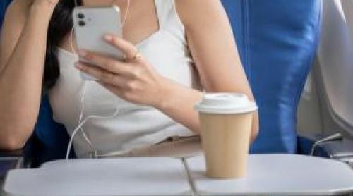 De ce nu e bine să bei ceai sau cafea în avion. Motivul surprinzător, dezvăluit de o fostă stewardesă