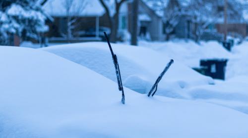 De ce nu trebuie lăsate ștergătoarele de parbriz ridicate iarna. Un expert explică: „Este foarte rău pentru mașină”