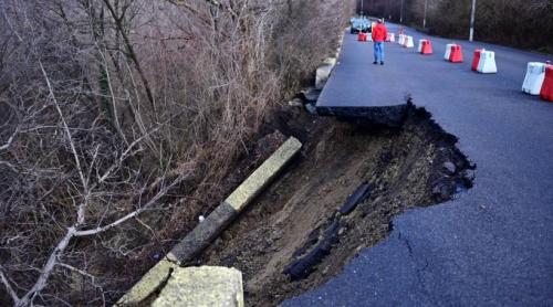 Expert: drumul de la Câmpina s a surpat din cauza apei infiltrate 