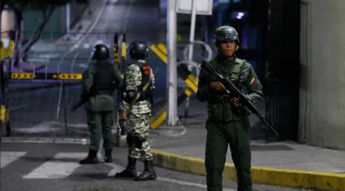 Focuri de armă și explozii în apropierea palatului prezidențial din Caracas. Poliţia „vânează” colaboratori ai americanilor