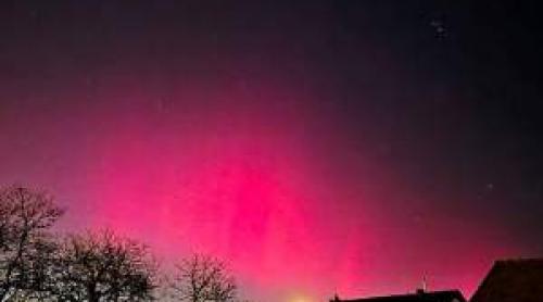 Imagini spectaculoase cu aurora boreală, în România. Cerul s a colorat în roz, verde și violet. Cum s a văzut din avion