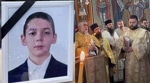 Imaginile durerii de la înmormântarea lui Matei, fiul preotului care a murit în ziua de Bobotează! Mama și fratele său se află în continuare în stare gravă la spital