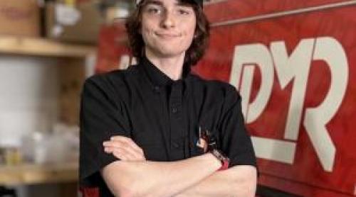 La 23 de ani, a renunțat la facultate, iar acum câștigă sute de mii de dolari ca electrician