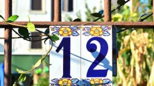 Oraşul din România unde se dau amenzi usturătoare dacă localnicii nu au afişat vizibil numărul casei