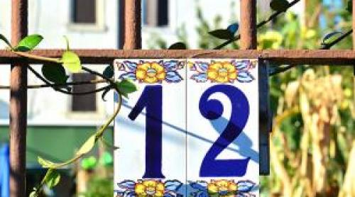 Oraşul din România unde se dau amenzi usturătoare dacă localnicii nu au afişat vizibil numărul casei